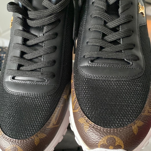 Mens Louis Vuitton sneakers - Picture 1 of 3